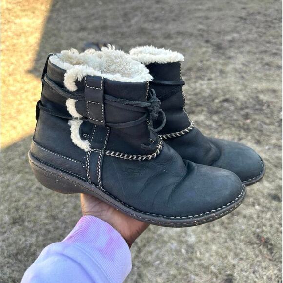 UGG Australia Cove Black‎ Fuzzy Lined Leather Ankle Boots Women’s Size 9 - Picture 7 of 15